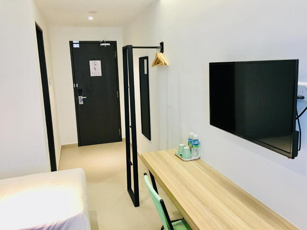 TV a/nebo společenská místnost v ubytování Enclave Business Hotel