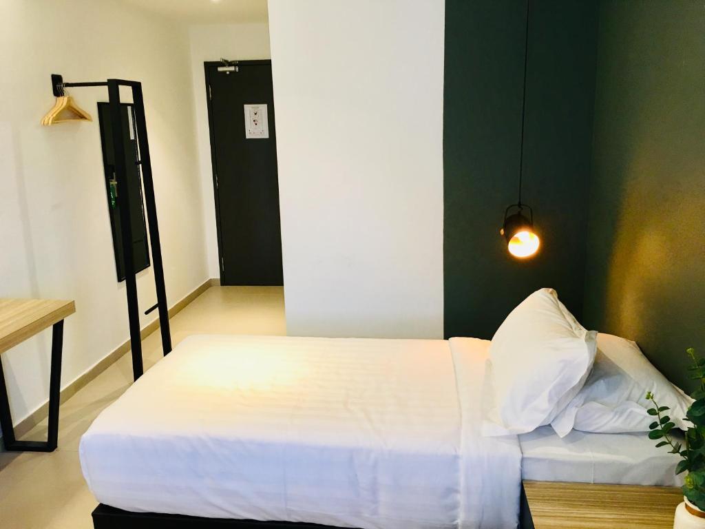 Postel nebo postele na pokoji v ubytování Enclave Business Hotel
