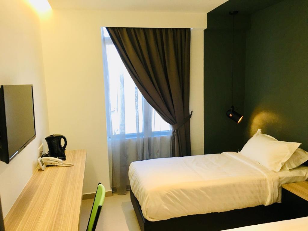 Postel nebo postele na pokoji v ubytování Enclave Business Hotel