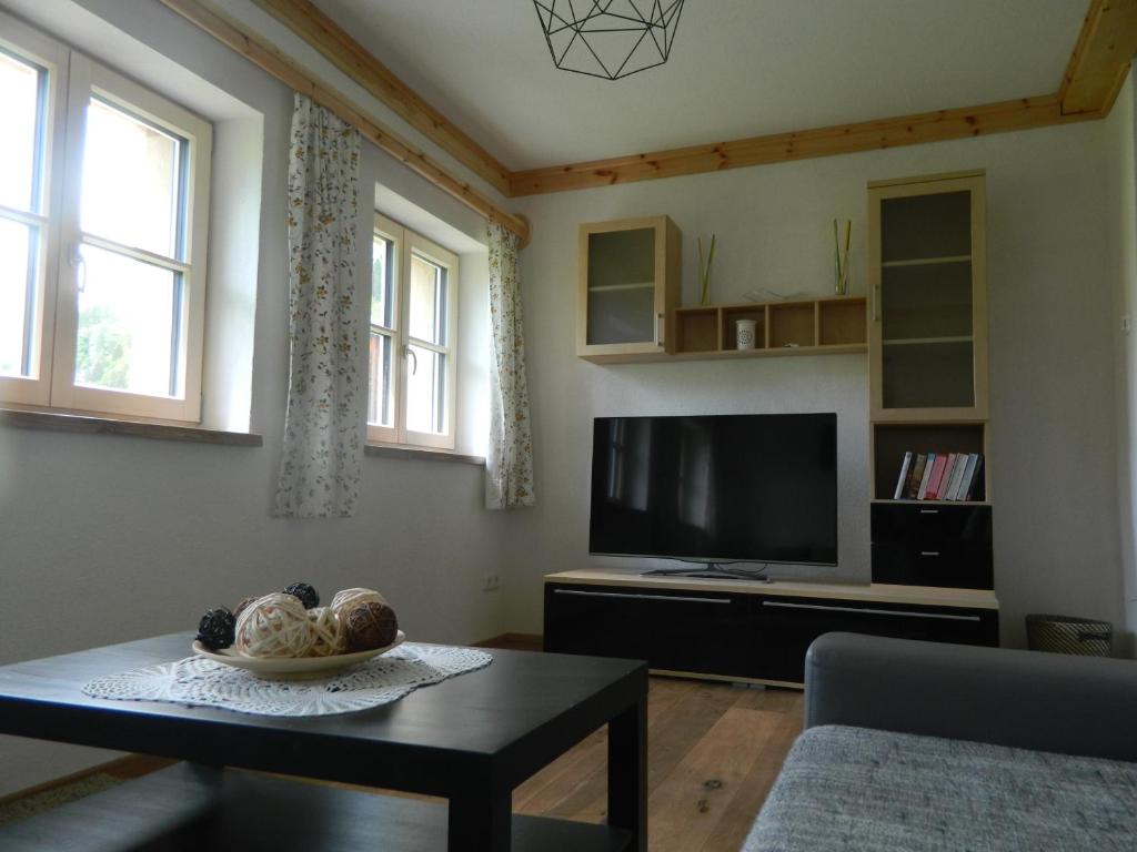 TV a/nebo společenská místnost v ubytování Egglmeier's Ferienwohnung