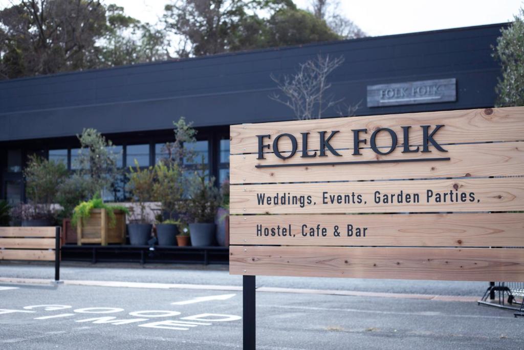 FOLK FOLK Hostel, Cafe & Bar في إيسي: لوحة خشبية أمام المبنى