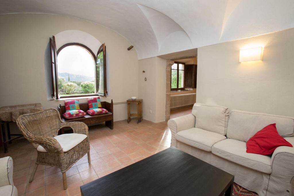 A seating area at Alquiler de casa rural completa: Masía del siglo XV en la Costa Brava