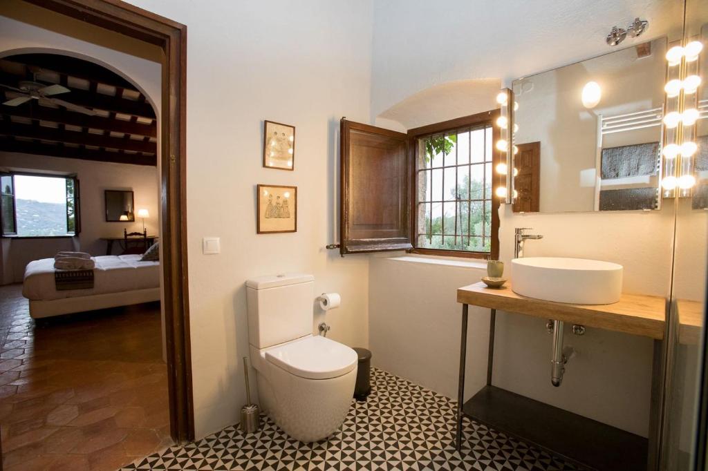 A bathroom at Alquiler de casa rural completa: Masía del siglo XV en la Costa Brava