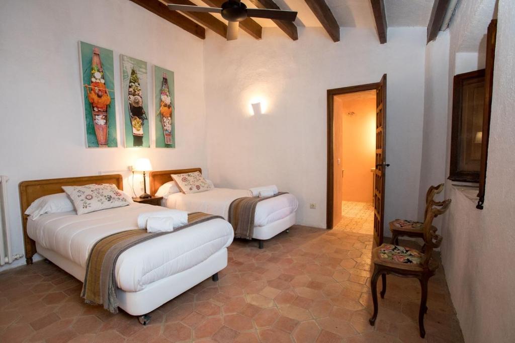 A bed or beds in a room at Alquiler de casa rural completa: Masía del siglo XV en la Costa Brava
