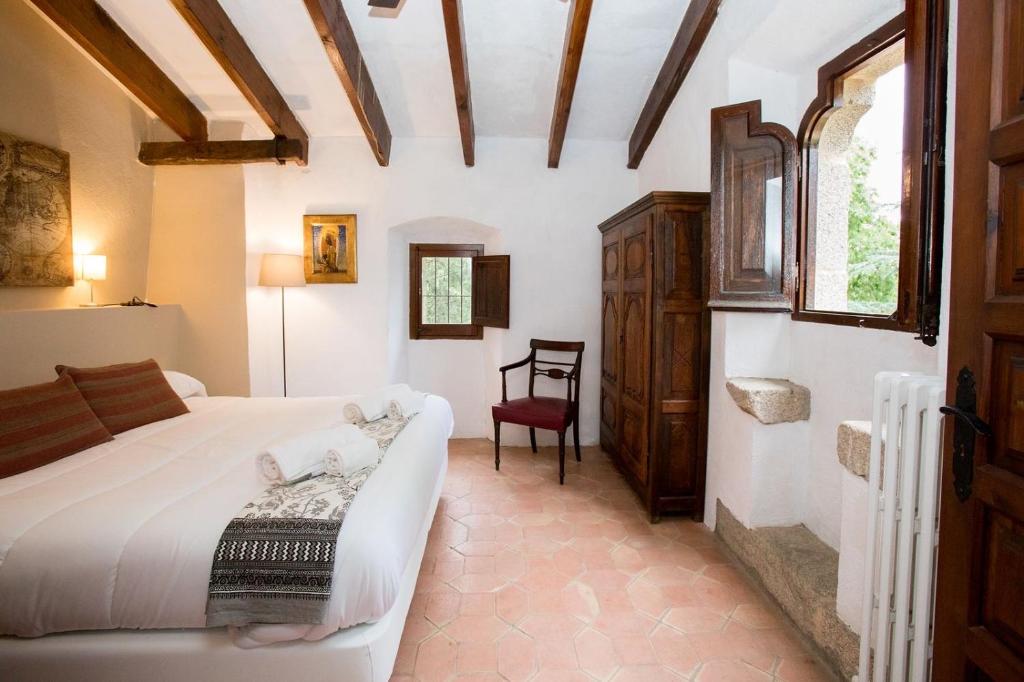 A bed or beds in a room at Alquiler de casa rural completa: Masía del siglo XV en la Costa Brava