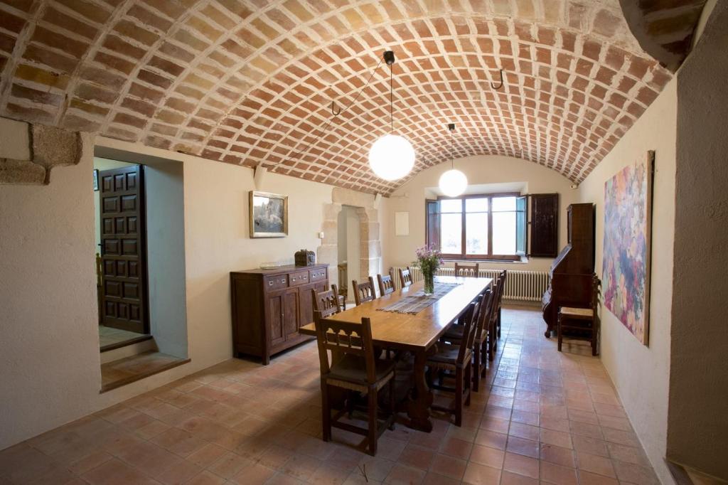 A seating area at Alquiler de casa rural completa: Masía del siglo XV en la Costa Brava