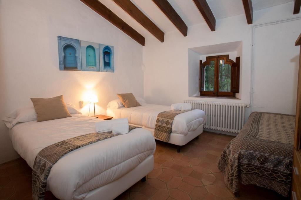 A bed or beds in a room at Alquiler de casa rural completa: Masía del siglo XV en la Costa Brava