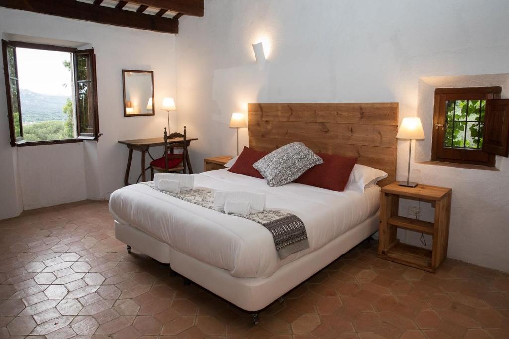 A bed or beds in a room at Alquiler de casa rural completa: Masía del siglo XV en la Costa Brava