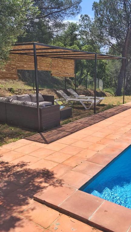 The swimming pool at or close to Alquiler de casa rural completa: Masía del siglo XV en la Costa Brava