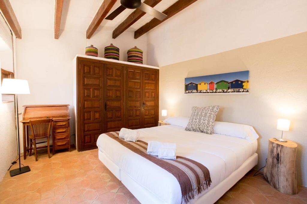 A bed or beds in a room at Alquiler de casa rural completa: Masía del siglo XV en la Costa Brava