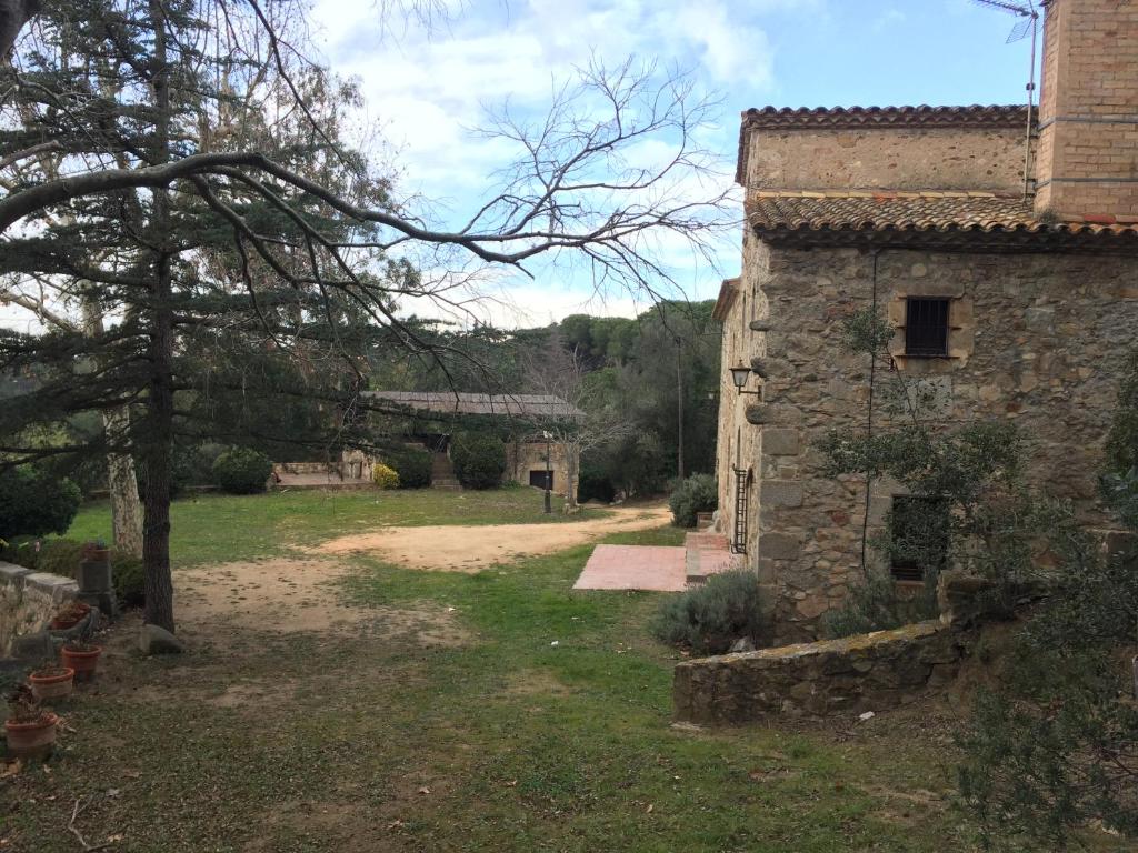A garden outside Alquiler de casa rural completa: Masía del siglo XV en la Costa Brava