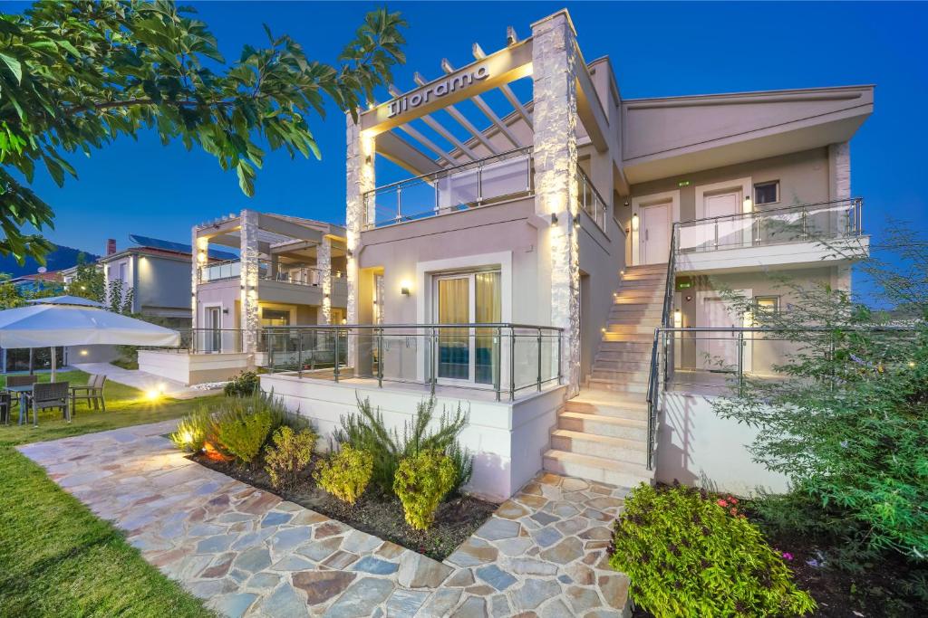 een weergave van een huis 's nachts met een patio bij Iliorama Luxury Apartments in Skala Potamias