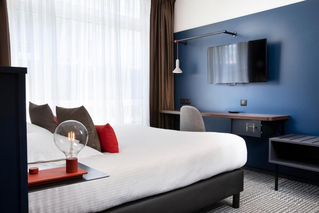 TV a/nebo společenská místnost v ubytování Hotel Le Bugatti