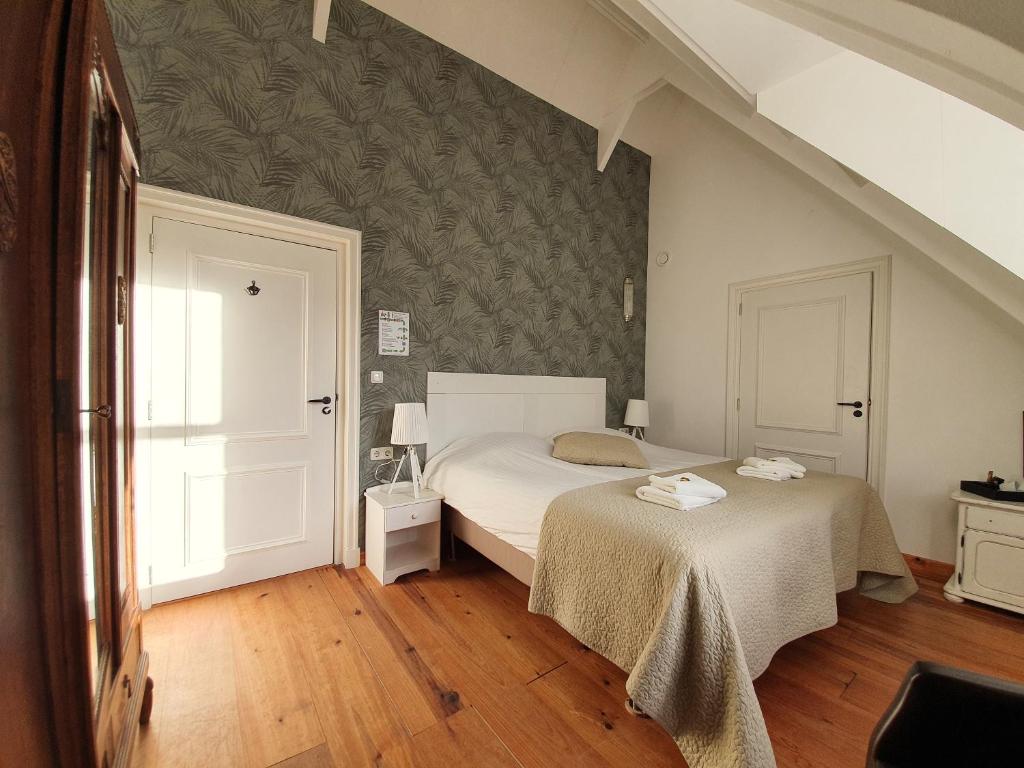 Postel nebo postele na pokoji v ubytování Hotel Stadsherberg Sneek