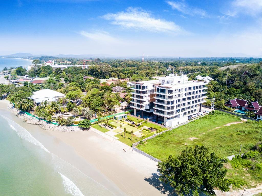 eine Luftansicht auf das Hotel und den Strand in der Unterkunft Escape Condominiums Beachfront Suites - Mae Phim in Rayong