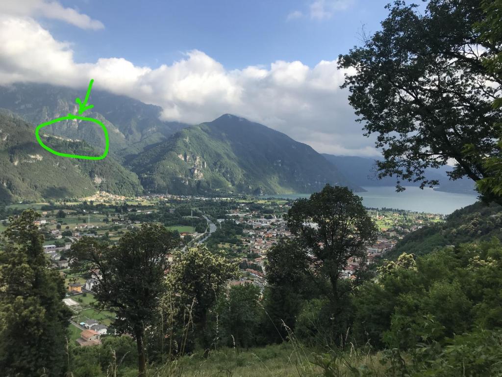 un cerchio verde su una montagna con una città di Idroblu Bondone Lago d'Idro a Bondone