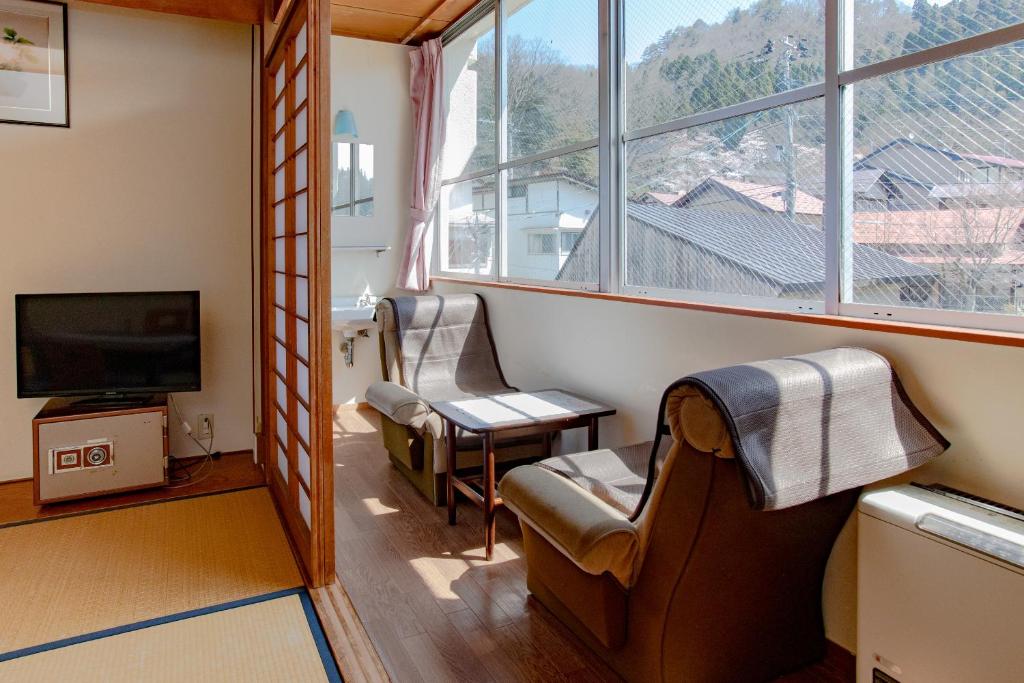 TV a/nebo společenská místnost v ubytování Tabist Hana Hotel Takinoya Aizu-Yanaizu