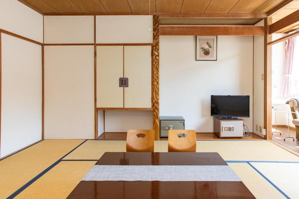 TV a/nebo společenská místnost v ubytování Tabist Hana Hotel Takinoya Aizu-Yanaizu