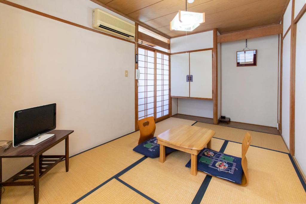 TV a/nebo společenská místnost v ubytování Tabist Hana Hotel Takinoya Aizu-Yanaizu