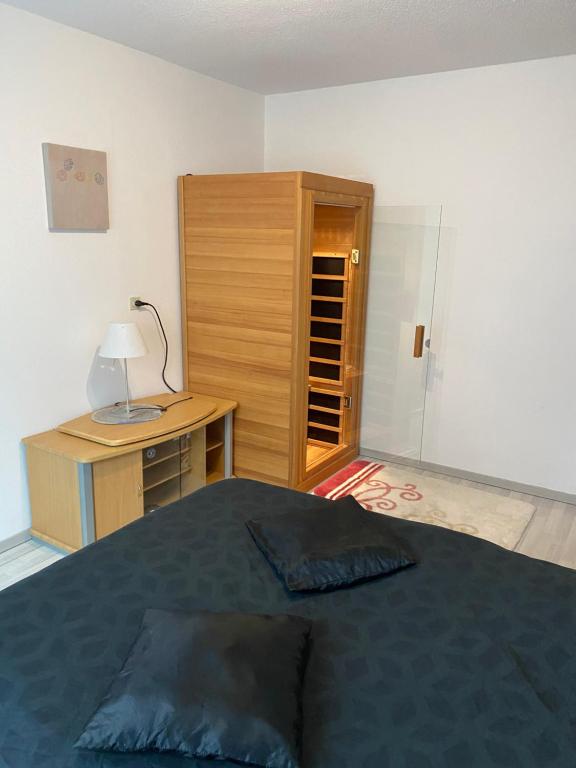 メスにあるRésidence ST Clémentのベッドルーム1室(ベッド1台、木製デスク付)