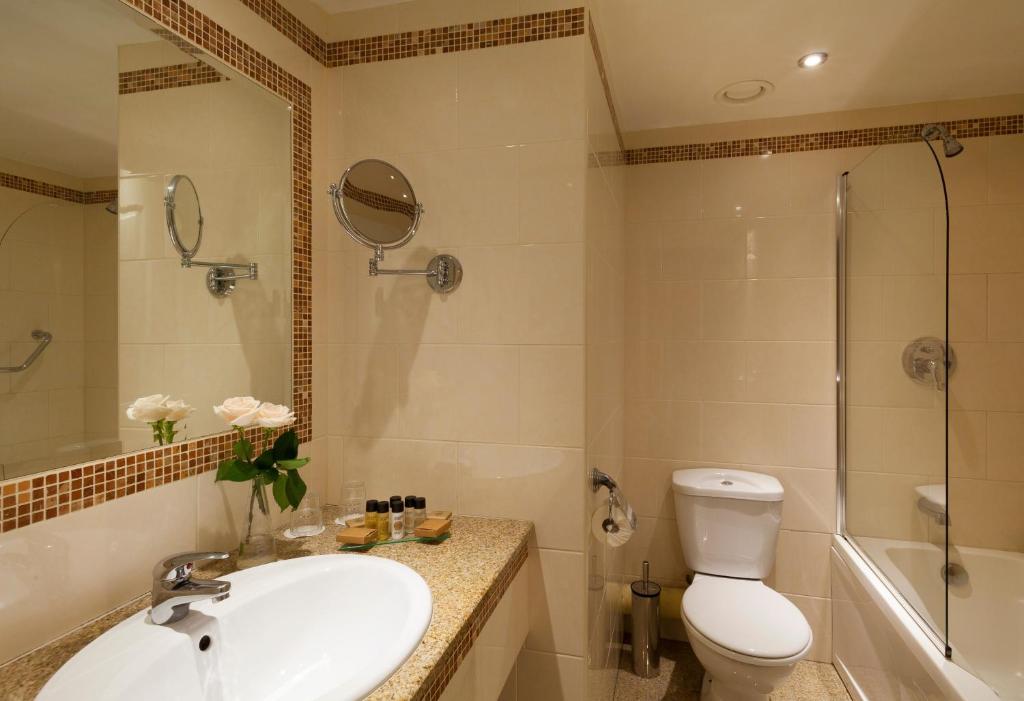 חדר רחצה ב-Bonnington Hotel & Leisure Centre