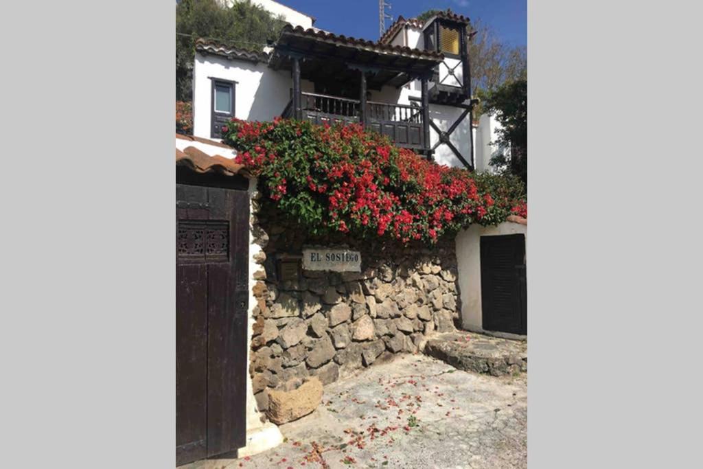 una casa con dei fiori sul lato di El sosiego, der Rückzugsort a Santa Brígida