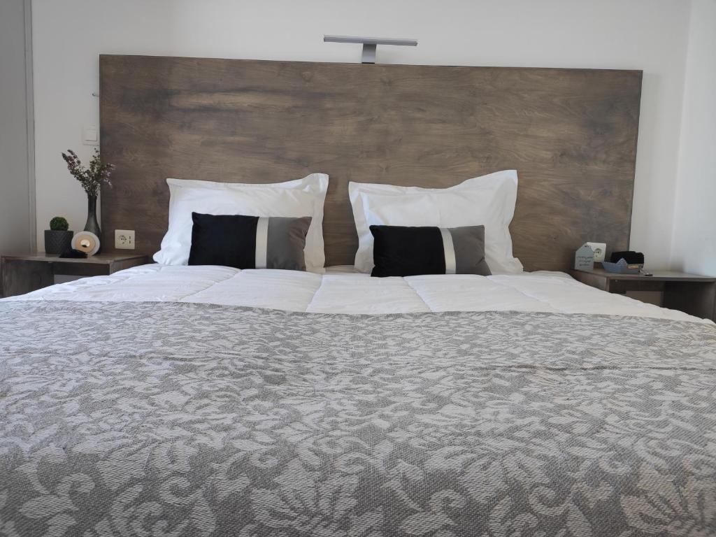 Postel nebo postele na pokoji v ubytování Afroditi Hotel