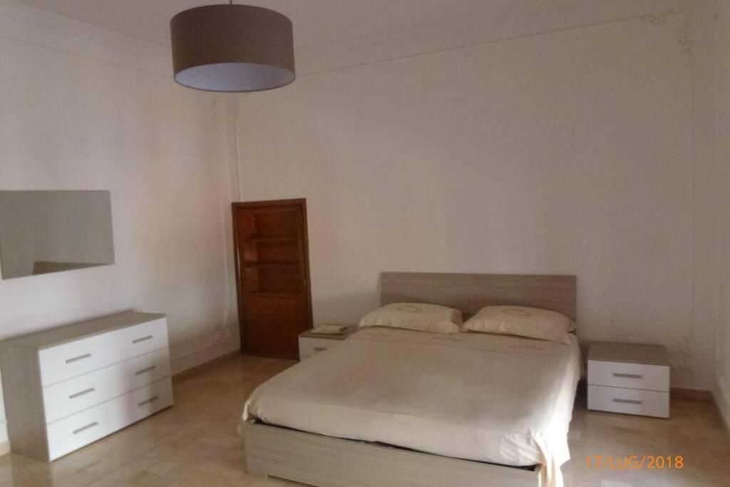 una camera con letto e cassettiera di Galatone -Salento-, vicino a Gallipoli, super appartamento 6 persone a Galatone