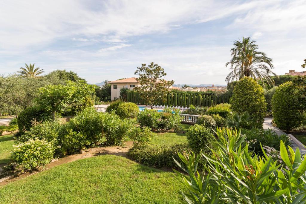 a view of a garden with trees and bushes at Résidence Pierre &amp; Vacances Eden Parc in Saint-Tropez