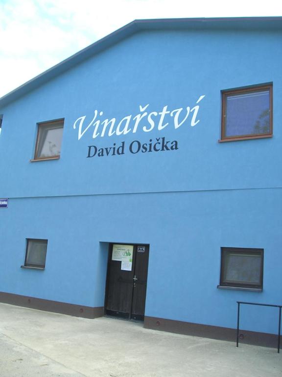 niebieski budynek z tabliczką na boku w obiekcie VINAŘSTVÍ DAVID OSIČKA w mieście Velké Bílovice