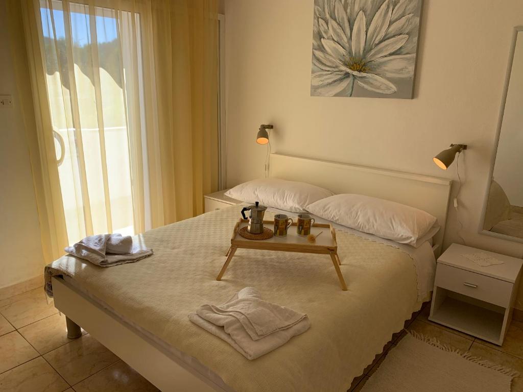 een slaapkamer met een bed met een tafel erop bij Apartments Ema in Sali