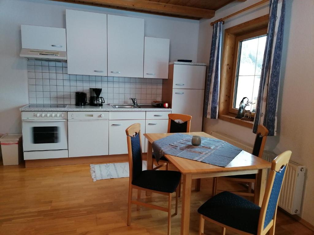 Kuchyňa alebo kuchynka v ubytovaní Apartments Scherer