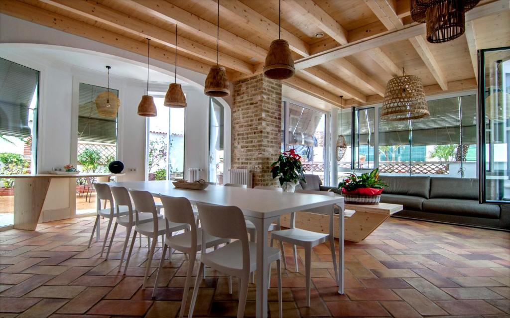 cocina con mesa blanca y sillas en B&B Sant Pol - Adults Only, en Sant Pol de Mar