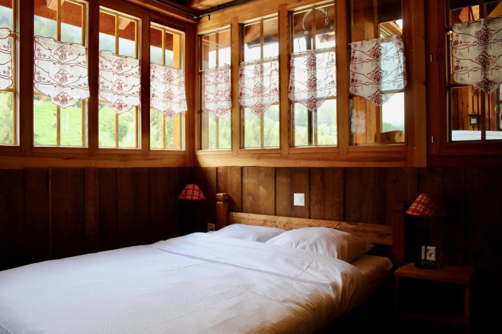 ナンダにあるGîte de Planchouetのベッドルーム1室(窓、白いベッド1台付)