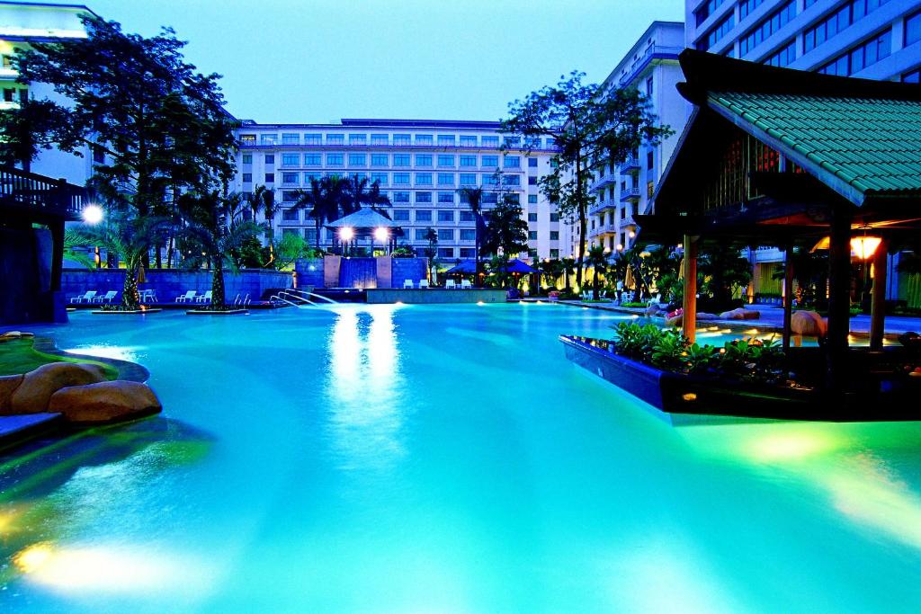 Bazén v ubytování Dong Fang Hotel Guangzhou nebo v jeho okolí