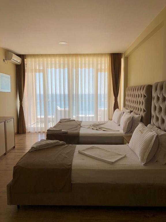 Postel nebo postele na pokoji v ubytování Hotel Frojd - Beach Front Resort