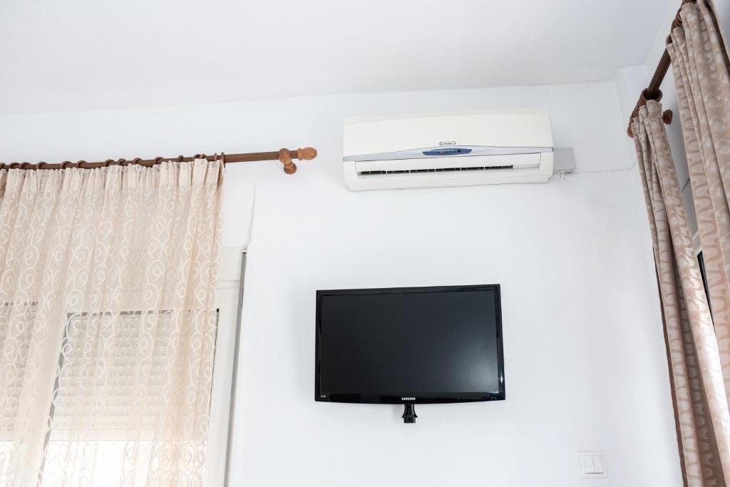 Pokój z telewizorem i oknem w obiekcie Μpasias Apartments w Paralii Katerinis