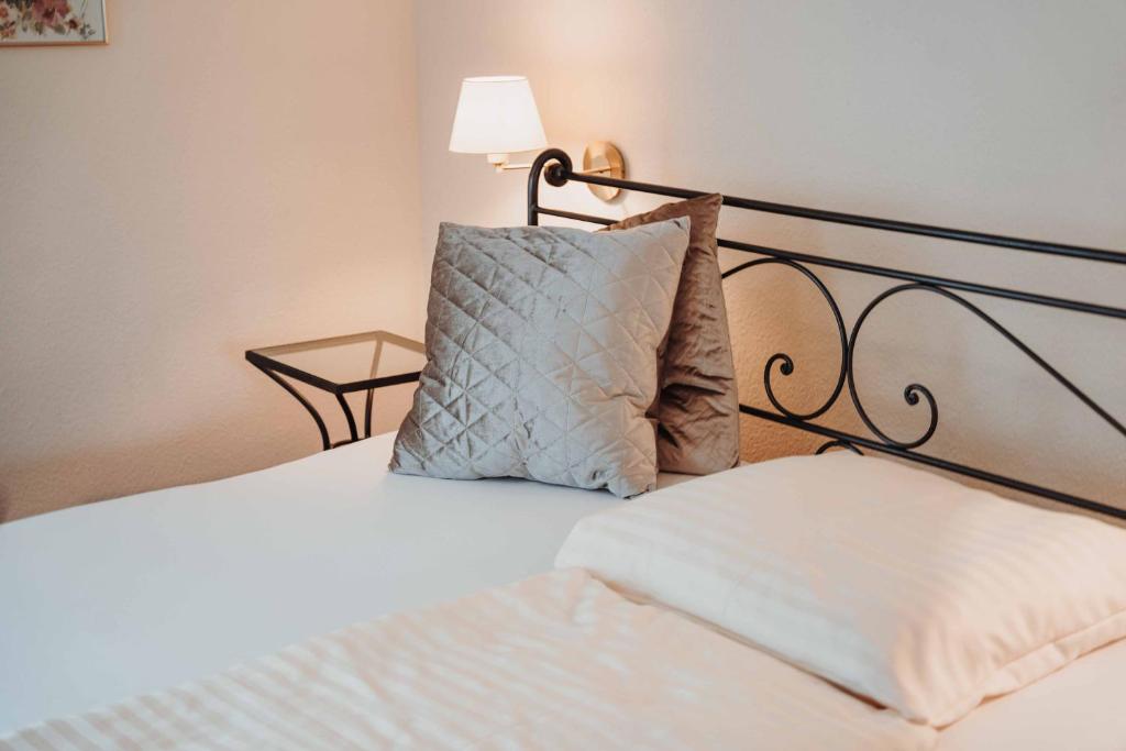 Postel nebo postele na pokoji v ubytování Hotel am Wallgraben