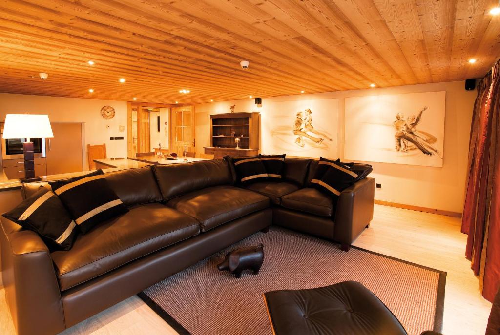 een leren bank in een woonkamer met een plafond bij Valdez Suite in Morzine