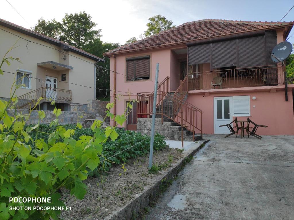 a house with a picnic table in front of it at Apartman Pavle Virpazar in Virpazar