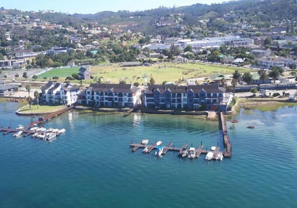 een luchtzicht op een resort op het water bij Laguna Grove Holiday Rentals in Knysna