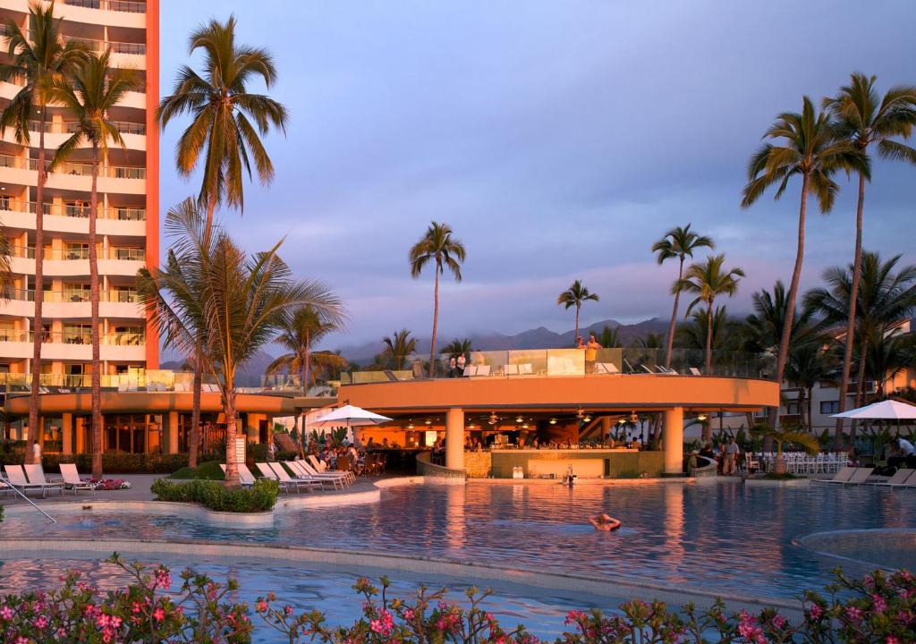 Bazén v ubytování Sunset Plaza Beach Resort Puerto Vallarta All Inclusive nebo v jeho okolí