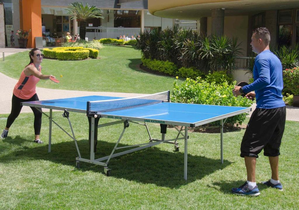 Stolní tenis v ubytování Sunset Plaza Beach Resort Puerto Vallarta All Inclusive nebo okolí