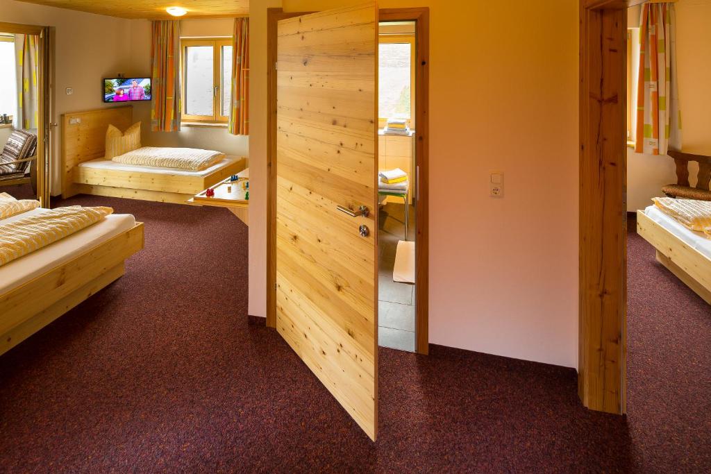 Postel nebo postele na pokoji v ubytování Hotel Jägerstüble