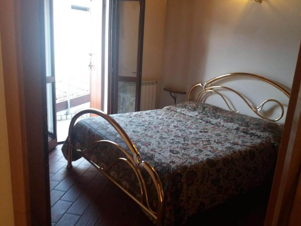 Bett in einem Zimmer mit Fenster in der Unterkunft PALLADIO appartamento turistico in Rovigo