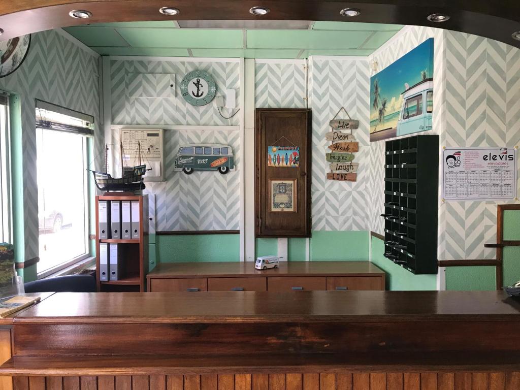 una sala con mesa y ventana en DBV Guesthouse, en Lagos