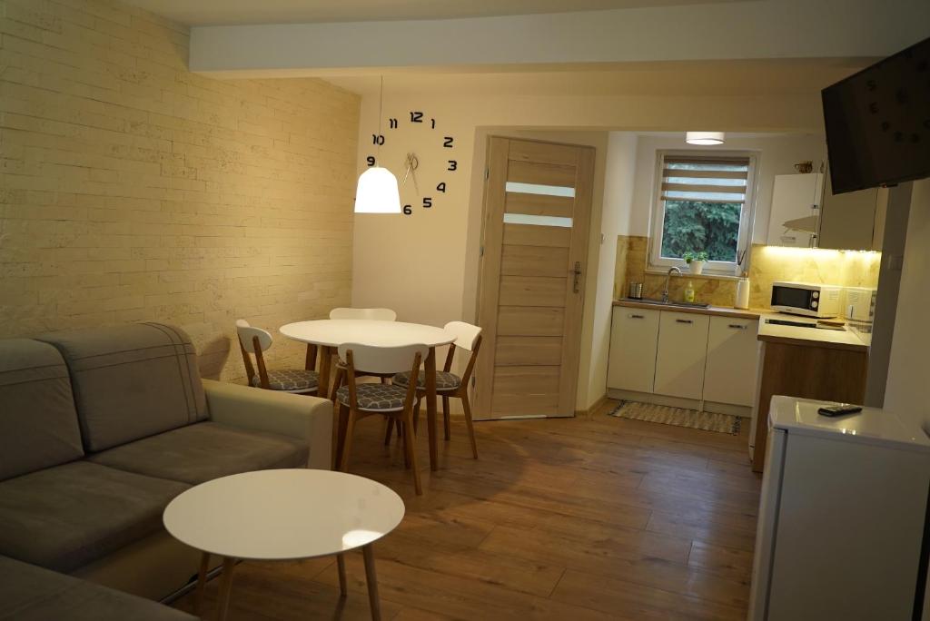 Kuchyňa alebo kuchynka v ubytovaní Apartament Nałęczów dom pod orzechami