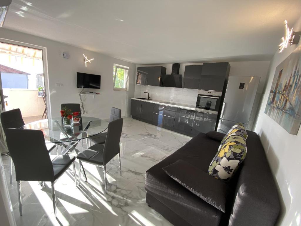 Kuchyňa alebo kuchynka v ubytovaní Apartmani Vujić- Villa Dolac