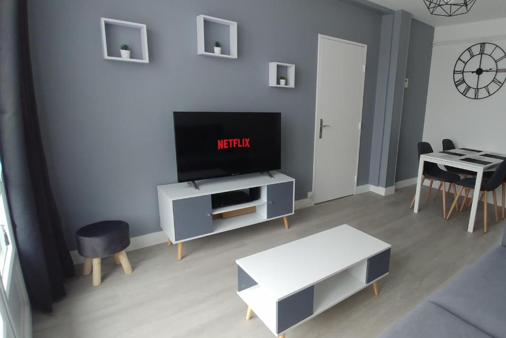 Телевизор и/или развлекательный центр в T3 bord centre ville - 4ème étage - Fêtes interdites