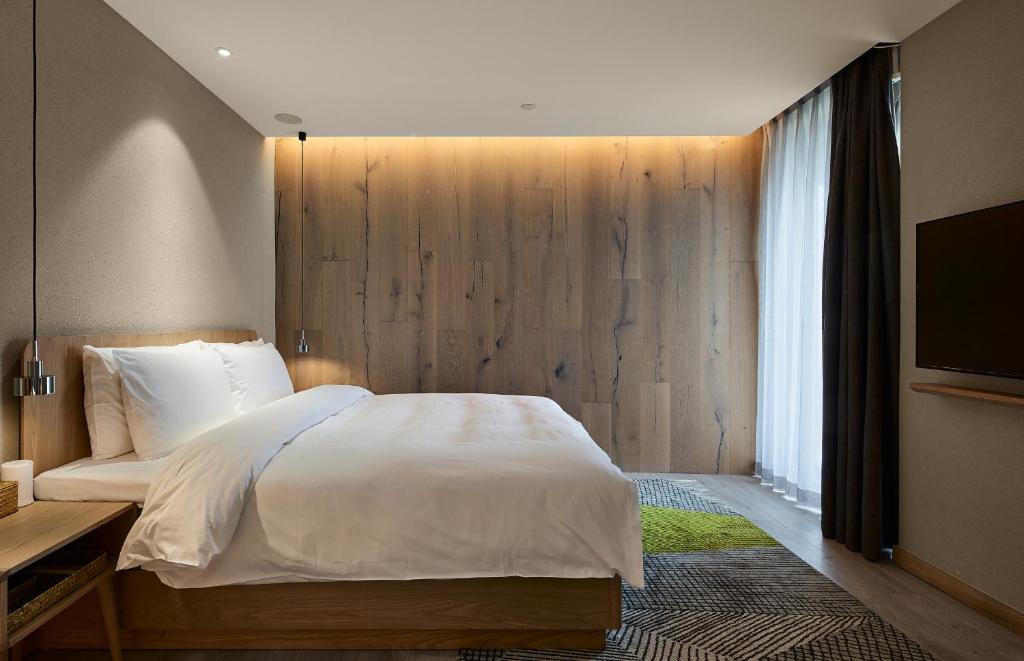 Voodi või voodid majutusasutuse EBO Hotel Hangzhou Wulin - 5 mins drive to the West Lake toas